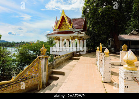 Traditionelle thailändische goldgelben Buddhismus Pagode Tempel auf Koh Samui, Surat Thani, Thailand Stockfoto