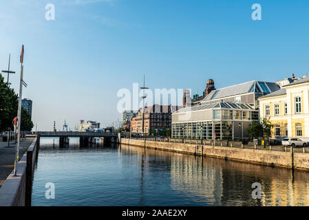 Brücke über den Kanal in der Nähe des Hafens in Malmö, Schweden Stockfoto