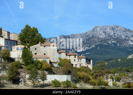 Traditionelle Häuser des Dorfes bei Trigance und Mont Robion (1660 m) Berg in der Verdon Schlucht Regional Park Var Provence Frankreich Stockfoto