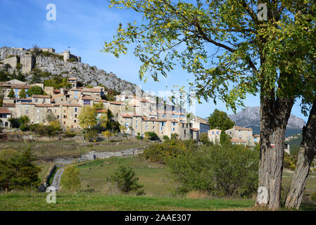 Blick auf die historische Dorf Trigance, umrahmt von Bäumen, in der Nähe der Verdon-Schlucht, Parc Naturel Régional du Verdon, Var Provence Frankreich Stockfoto