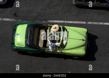 Viele der aufsehenerregenden konvertiblen klassischen amerikanischen Autotaxis (Taxis particulares), die in und um die Straßen von Havanna auf Kuba gesehen werden, sind sehr populär Stockfoto