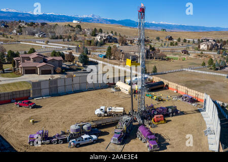 Broomfield, Colorado - ein Öl Bohrinsel neben Wohnungen in einem schnell wachsenden Vorort von Denver. Über den Klimawandel und Auswirkungen auf die Gesundheit, anti-d Stockfoto