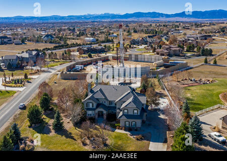 Broomfield, Colorado - ein Öl Bohrinsel neben Wohnungen in einem schnell wachsenden Vorort von Denver. Über den Klimawandel und Auswirkungen auf die Gesundheit, anti-d Stockfoto