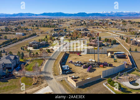 Broomfield, Colorado - ein Öl Bohrinsel neben Wohnungen in einem schnell wachsenden Vorort von Denver. Über den Klimawandel und Auswirkungen auf die Gesundheit, anti-d Stockfoto