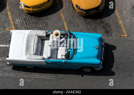 Viele der auffälligen Cabrio-amerikanischen Oldtimer-Taxis (Taxis-Particles), die in und um die Straßen von Havanna in Kuba zu sehen sind, sind sehr beliebt Stockfoto