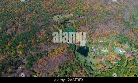 Antenne Blick von oben auf die Herbst Park mit See. Minnewaska State Park erhalten, NY. Stockfoto