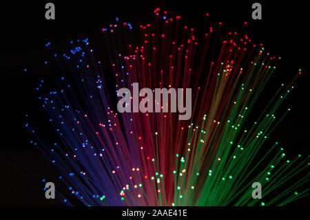 Rot Grün Blau primären Farben entlang Glasfaserkabeln möglich Verwendung von Wellenlänge Kommunikation und Datenübertragung übermittelt werden Stockfoto