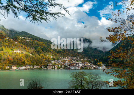 Panoramablick auf den Lago di Alleghe See in den italienischen Dolomiten auf hellen Herbst Tag Stockfoto