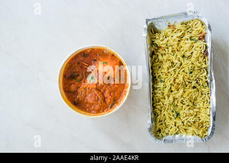 Nehmen Sie indisches Essen Paneer Butter Tikka Masala/Käse Cottage Curry und Kreuzkümmel Zira Basmati Reis Pilav oder Pilav in Kunststoffbox Paket/Container. Stockfoto