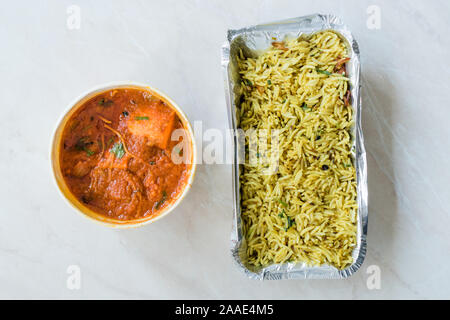 Nehmen Sie indisches Essen Paneer Butter Tikka Masala/Käse Cottage Curry und Kreuzkümmel Zira Basmati Reis Pilav oder Pilav in Kunststoffbox Paket/Container. Stockfoto