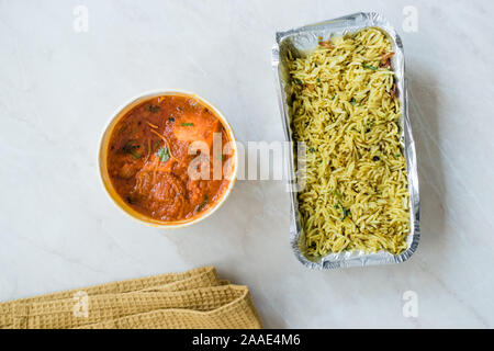 Nehmen Sie indisches Essen Paneer Butter Tikka Masala/Käse Cottage Curry und Kreuzkümmel Zira Basmati Reis Pilav oder Pilav in Kunststoffbox Paket/Container. Stockfoto