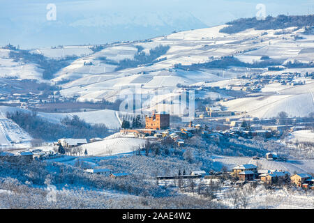 Blick auf die Hügel und Weinberge der Langhe im Schnee in Piemont, Norditalien abgedeckt. Stockfoto