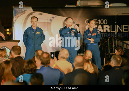 Kennedy Space Center, United States. Nov, 2019 21. Die erste Crew der Boeing Starliner Raumsonde besucht das Roll out der neuen Boeing Starliner Raumfahrzeug im Kennedy Space Center, Florida am Donnerstag, 21. November 2019. Boeing Astronaut, Chris Ferguson (l) und der NASA-Astronauten Mike Finke und Nicole Mann (c&r) sind geplant, die Ersten zu sein, Starliner zur Internationalen Raumstation im Sommer 2020 fliegen. Foto von Joe Marino-Bill Cantrell/UPI Quelle: UPI/Alamy Leben Nachrichten Quelle: UPI/Alamy leben Nachrichten Stockfoto