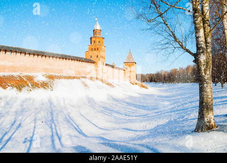 In Weliki Nowgorod, Russland. Türme von Weliki Nowgorod Kreml Festung im Winter sonniger Tag. Schwerpunkt der Kreml Turm - Winter Stadt Landschaft Stockfoto