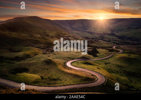 Die Straße von Edale klettert bis zu Mam Nik auf Mam Tor in der Derbyshire Peak District. Stockfoto