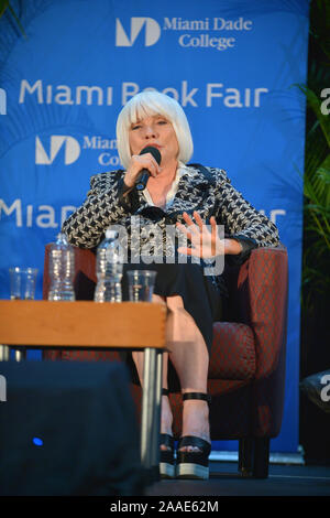 Miami, FL, USA. Nov, 2019 20. Schauspieler / Musiker Debbie Harry trat auf der Bühne von Chris Stein über Debbie Harry Buch "Face It" und von Rob Roth auf der 36. jährlichen Miami Buchmesse von Miami Dade College Wolfs und Bücher und Bücher in Miami Dade College - wolfson am November 20, 2019 in Miami, Florida präsentiert moderiert. Quelle: MPI 10/Media Punch/Alamy leben Nachrichten Stockfoto