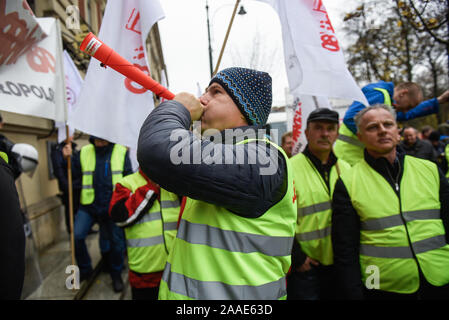 Ein Stahl Arbeitnehmer verwendet ein Horn während der Demonstration. Protest gegen die anhaltende Schließung des Hochofens der ArcelorMittal vor der Woiwodschaft Malopolska Büro. ArcelorMittal Polen angekündigt, dass ab 23. November wird es vorübergehend den Betrieb der Rohstoffe an der Krakauer Stahlwerk aussetzen. Gewerkschafter befürchten, dass der Herd wird immer weitergehen und 800 Jobs Position gefährdet werden können. Stockfoto