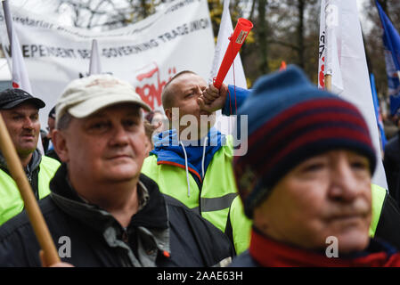 Ein Stahl Arbeitnehmer verwendet ein Horn während der Demonstration. Protest gegen die anhaltende Schließung des Hochofens der ArcelorMittal vor der Woiwodschaft Malopolska Büro. ArcelorMittal Polen angekündigt, dass ab 23. November wird es vorübergehend den Betrieb der Rohstoffe an der Krakauer Stahlwerk aussetzen. Gewerkschafter befürchten, dass der Herd wird immer weitergehen und 800 Jobs Position gefährdet werden können. Stockfoto