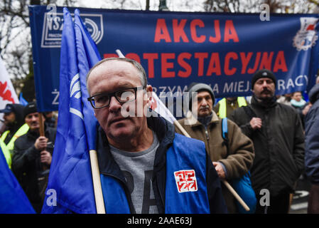 Stahl Arbeitnehmer halten Fahnen von ArcelorMittal Gewerkschaften während der Demonstration. Protest gegen die anhaltende Schließung des Hochofens der ArcelorMittal vor der Woiwodschaft Malopolska Büro. ArcelorMittal Polen angekündigt, dass ab 23. November wird es vorübergehend den Betrieb der Rohstoffe an der Krakauer Stahlwerk aussetzen. Gewerkschafter befürchten, dass der Herd wird immer weitergehen und 800 Jobs Position gefährdet werden können. Stockfoto