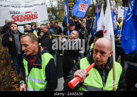 Stahl Arbeiter benutzen Hörner während der Demonstration. Protest gegen die anhaltende Schließung des Hochofens der ArcelorMittal vor der Woiwodschaft Malopolska Büro. ArcelorMittal Polen angekündigt, dass ab 23. November wird es vorübergehend den Betrieb der Rohstoffe an der Krakauer Stahlwerk aussetzen. Gewerkschafter befürchten, dass der Herd wird immer weitergehen und 800 Jobs Position gefährdet werden können. Stockfoto