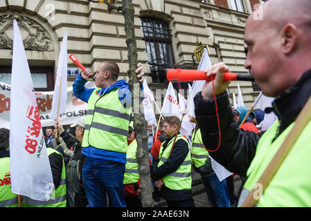 Stahl Arbeiter benutzen Hörner während der Demonstration. Protest gegen die anhaltende Schließung des Hochofens der ArcelorMittal vor der Woiwodschaft Malopolska Büro. ArcelorMittal Polen angekündigt, dass ab 23. November wird es vorübergehend den Betrieb der Rohstoffe an der Krakauer Stahlwerk aussetzen. Gewerkschafter befürchten, dass der Herd wird immer weitergehen und 800 Jobs Position gefährdet werden können. Stockfoto