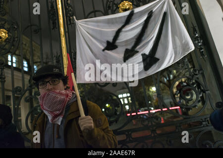 Warszawa, Mazowieckie, Polen. Nov, 2019 20. Eine maskierte antifaschistischen Schüler vor einem Antifa Fahne am Tor der Universität Warschau während des Protestes gehängt. Anti-Fascists Studenten und Aktivisten an der Warschauer Universität unter dem Motto "Hier lernen wir, uns nicht Hagel (ein Nazi Geste gruss Hitler), blockieren die Tore zum Campus aus einer Gruppe von Nationalisten, die wollte eine so genannte Protest von Linken unterstützt Schüler mit Migrationshintergrund und die indoktrination der polnischen Studenten durch LGBTQ Lobby zu halten. Credit: Attila Husejnow/SOPA Images/ZUMA Draht/Alamy leben Nachrichten Stockfoto