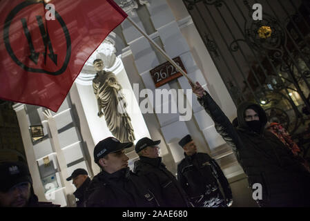 Warszawa, Mazowieckie, Polen. Nov, 2019 20. Eine antifaschistische Aktivist gesehen winken die Antifa Fahne über die Polizei cordon während des Protestes. Anti-Fascists Studenten und Aktivisten an der Warschauer Universität unter dem Motto "Hier lernen wir, uns nicht Hagel (ein Nazi Geste gruss Hitler), blockieren die Tore zum Campus aus einer Gruppe von Nationalisten, die wollte eine so genannte Protest von Linken unterstützt Schüler mit Migrationshintergrund und die indoktrination der polnischen Studenten durch LGBTQ Lobby zu halten. Credit: Attila Husejnow/SOPA Images/ZUMA Draht/Alamy leben Nachrichten Stockfoto