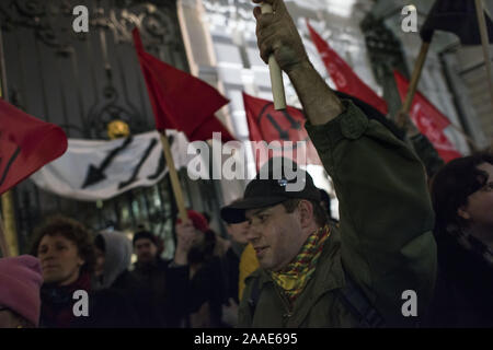 Warszawa, Mazowieckie, Polen. Nov, 2019 20. Studenten und Aktivisten gesehen wehenden Fahnen und Schreien Anti-faschistische Slogans während des Protestes. Anti-Fascists Studenten und Aktivisten an der Warschauer Universität unter dem Motto "Hier lernen wir, uns nicht Hagel (ein Nazi Geste gruss Hitler), blockieren die Tore zum Campus aus einer Gruppe von Nationalisten, die wollte eine so genannte Protest von Linken unterstützt Schüler mit Migrationshintergrund und die indoktrination der polnischen Studenten durch LGBTQ Lobby zu halten. Credit: Attila Husejnow/SOPA Images/ZUMA Draht/Alamy leben Nachrichten Stockfoto