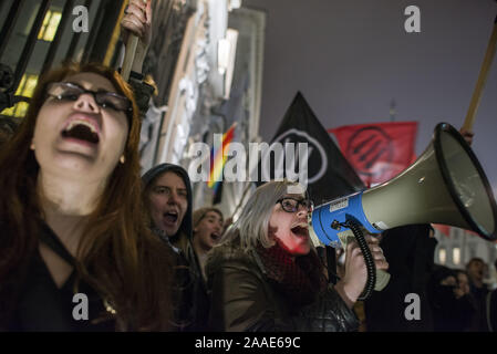 Warszawa, Mazowieckie, Polen. Nov, 2019 20. Studenten und Aktivisten riefen antifaschistischen Parolen während des Protestes. Anti-Fascists Studenten und Aktivisten an der Warschauer Universität unter dem Motto "Hier lernen wir, uns nicht Hagel (ein Nazi Geste gruss Hitler), blockieren die Tore zum Campus aus einer Gruppe von Nationalisten, die wollte eine so genannte Protest von Linken unterstützt Schüler mit Migrationshintergrund und die indoktrination der polnischen Studenten durch LGBTQ Lobby zu halten. Credit: Attila Husejnow/SOPA Images/ZUMA Draht/Alamy leben Nachrichten Stockfoto