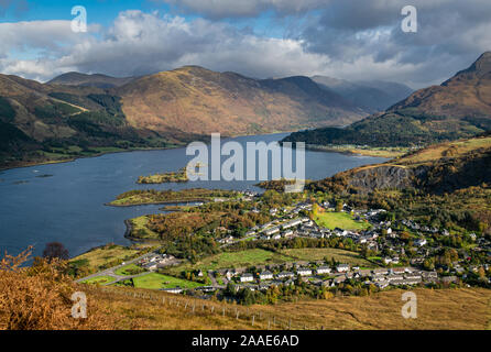 Ballachulish Dorf und Loch Leven im Herbst im Glen Coe, beliebte Scottish Tourist Destination. Stockfoto