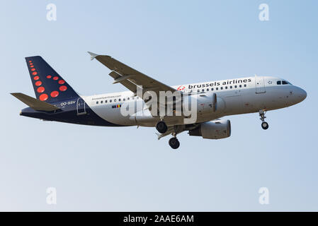 Ein Brussels Airlines Airbus A319 Flugzeuge bereit ist zu Brüssel International Airport zu landen. Stockfoto