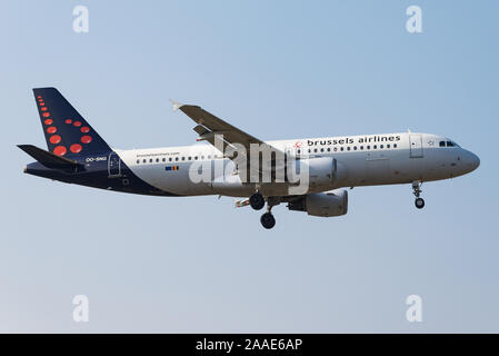 Ein Brussels Airlines Airbus A320-Passagierflugzeugen bereit ist zu Brüssel International Airport zu landen. Stockfoto