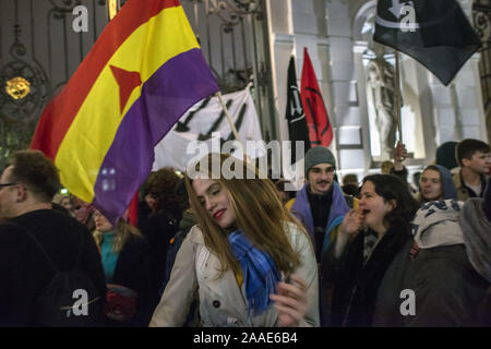 Warszawa, Mazowieckie, Polen. Nov, 2019 20. Eine antifaschistische Schüler gesehen Tanzen während des Protestes. Anti-Fascists Studenten und Aktivisten an der Warschauer Universität unter dem Motto "Hier lernen wir, uns nicht Hagel (ein Nazi Geste gruss Hitler), blockieren die Tore zum Campus aus einer Gruppe von Nationalisten, die wollte eine so genannte Protest von Linken unterstützt Schüler mit Migrationshintergrund und die indoktrination der polnischen Studenten durch LGBTQ Lobby zu halten. Credit: Attila Husejnow/SOPA Images/ZUMA Draht/Alamy leben Nachrichten Stockfoto