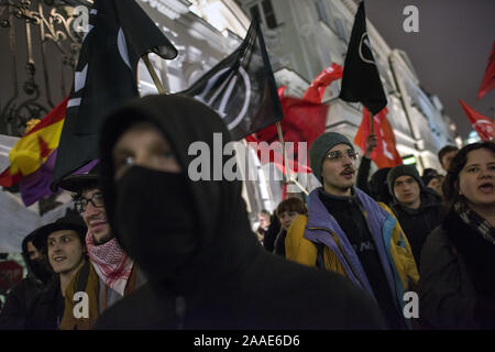 Warszawa, Mazowieckie, Polen. Nov, 2019 20. Studenten und Aktivisten gesehen wehenden Fahnen und Schreien Anti-faschistische Slogans während des Protestes. Anti-Fascists Studenten und Aktivisten an der Warschauer Universität unter dem Motto "Hier lernen wir, uns nicht Hagel (ein Nazi Geste gruss Hitler), blockieren die Tore zum Campus aus einer Gruppe von Nationalisten, die wollte eine so genannte Protest von Linken unterstützt Schüler mit Migrationshintergrund und die indoktrination der polnischen Studenten durch LGBTQ Lobby zu halten. Credit: Attila Husejnow/SOPA Images/ZUMA Draht/Alamy leben Nachrichten Stockfoto