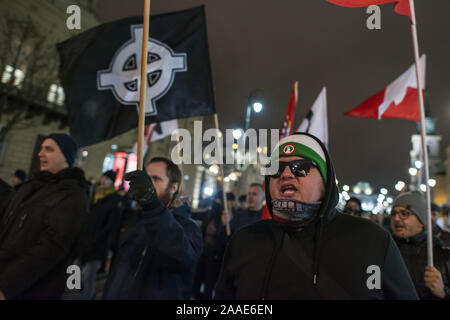 Warszawa, Mazowieckie, Polen. Nov, 2019 20. Nationalistische Studenten riefen Slogans während des Protestes. Anti-Fascists Studenten und Aktivisten an der Warschauer Universität unter dem Motto "Hier lernen wir, uns nicht Hagel (ein Nazi Geste gruss Hitler), blockieren die Tore zum Campus aus einer Gruppe von Nationalisten, die wollte eine so genannte Protest von Linken unterstützt Schüler mit Migrationshintergrund und die indoktrination der polnischen Studenten durch LGBTQ Lobby zu halten. Credit: Attila Husejnow/SOPA Images/ZUMA Draht/Alamy leben Nachrichten Stockfoto