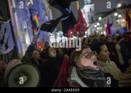 Warszawa, Mazowieckie, Polen. Nov, 2019 20. Studenten und Aktivisten gesehen wehenden Fahnen und Schreien Anti-faschistische Slogans während des Protestes. Anti-Fascists Studenten und Aktivisten an der Warschauer Universität unter dem Motto "Hier lernen wir, uns nicht Hagel (ein Nazi Geste gruss Hitler), blockieren die Tore zum Campus aus einer Gruppe von Nationalisten, die wollte eine so genannte Protest von Linken unterstützt Schüler mit Migrationshintergrund und die indoktrination der polnischen Studenten durch LGBTQ Lobby zu halten. Credit: Attila Husejnow/SOPA Images/ZUMA Draht/Alamy leben Nachrichten Stockfoto