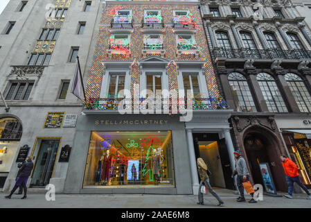 London, Großbritannien. 21. November 2019. Weihnachtsschmuck an der Außenseite des Stella McCartney store in Mayfair. Einzelhändler weiterhin gegen Verlieren custom zu den on-line-Verkäufen zu kämpfen, aber hochwertige, luxuriöse Geschäfte bieten ein Einkaufserlebnis auf wohlhabende Käufer zu Besuch aus Übersee. Credit: Stephen Chung/Alamy leben Nachrichten Stockfoto