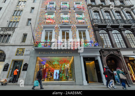 London, Großbritannien. 21. November 2019. Weihnachtsschmuck an der Außenseite des Stella McCartney store in Mayfair. Einzelhändler weiterhin gegen Verlieren custom zu den on-line-Verkäufen zu kämpfen, aber hochwertige, luxuriöse Geschäfte bieten ein Einkaufserlebnis auf wohlhabende Käufer zu Besuch aus Übersee. Credit: Stephen Chung/Alamy leben Nachrichten Stockfoto