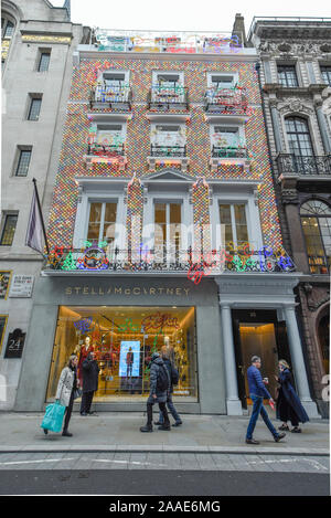 London, Großbritannien. 21. November 2019. Weihnachtsschmuck an der Außenseite des Stella McCartney store in Mayfair. Einzelhändler weiterhin gegen Verlieren custom zu den on-line-Verkäufen zu kämpfen, aber hochwertige, luxuriöse Geschäfte bieten ein Einkaufserlebnis auf wohlhabende Käufer zu Besuch aus Übersee. Credit: Stephen Chung/Alamy leben Nachrichten Stockfoto