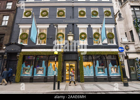 London, Großbritannien. 21. November 2019. Weihnachtsschmuck an der Außenseite des Tiffany & Co in Mayfair. Einzelhändler weiterhin gegen Verlieren custom zu den on-line-Verkäufen zu kämpfen, aber hochwertige, luxuriöse Geschäfte bieten ein Einkaufserlebnis auf wohlhabende Käufer zu Besuch aus Übersee. LVMH, das Unternehmen im Besitz der Familie von Europas der reichste Mann Bernard Arnault, ist derzeit bieten Tiffany & Co. für bis US $ 16 Mrd. kaufen. Credit: Stephen Chung/Alamy leben Nachrichten Stockfoto