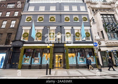 London, Großbritannien. 21. November 2019. Weihnachtsschmuck an der Außenseite des Tiffany & Co in Mayfair. Einzelhändler weiterhin gegen Verlieren custom zu den on-line-Verkäufen zu kämpfen, aber hochwertige, luxuriöse Geschäfte bieten ein Einkaufserlebnis auf wohlhabende Käufer zu Besuch aus Übersee. LVMH, das Unternehmen im Besitz der Familie von Europas der reichste Mann Bernard Arnault, ist derzeit bieten Tiffany & Co. für bis US $ 16 Mrd. kaufen. Credit: Stephen Chung/Alamy leben Nachrichten Stockfoto