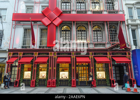 London, Großbritannien. 21. November 2019. Weihnachtsschmuck an der Außenseite des Cartier store in Mayfair. Einzelhändler weiterhin gegen Verlieren custom zu den on-line-Verkäufen zu kämpfen, aber hochwertige, luxuriöse Geschäfte bieten ein Einkaufserlebnis auf wohlhabende Käufer zu Besuch aus Übersee. Credit: Stephen Chung/Alamy leben Nachrichten Stockfoto