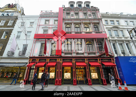 London, Großbritannien. 21. November 2019. Weihnachtsschmuck an der Außenseite des Cartier store in Mayfair. Einzelhändler weiterhin gegen Verlieren custom zu den on-line-Verkäufen zu kämpfen, aber hochwertige, luxuriöse Geschäfte bieten ein Einkaufserlebnis auf wohlhabende Käufer zu Besuch aus Übersee. Credit: Stephen Chung/Alamy leben Nachrichten Stockfoto
