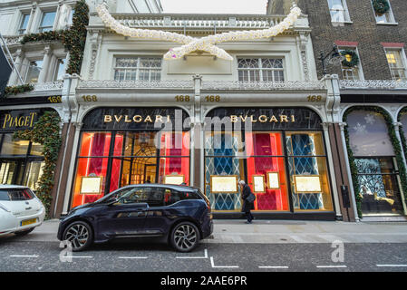 London, Großbritannien. 21. November 2019. Weihnachtsschmuck an der Außenseite des Bulgari store in Mayfair. Einzelhändler weiterhin gegen Verlieren custom zu den on-line-Verkäufen zu kämpfen, aber hochwertige, luxuriöse Geschäfte bieten ein Einkaufserlebnis auf wohlhabende Käufer zu Besuch aus Übersee. Bulgari Eigentümer LVMH, das Unternehmen im Besitz der Familie von Europas der reichste Mann Bernard Arnault, ist derzeit bieten Tiffany & Co. für bis US $ 16 Mrd. kaufen. Credit: Stephen Chung/Alamy leben Nachrichten Stockfoto