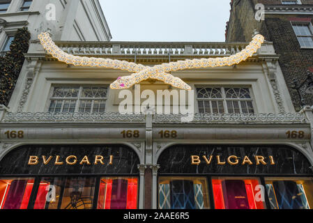 London, Großbritannien. 21. November 2019. Weihnachtsschmuck an der Außenseite des Bulgari store in Mayfair. Einzelhändler weiterhin gegen Verlieren custom zu den on-line-Verkäufen zu kämpfen, aber hochwertige, luxuriöse Geschäfte bieten ein Einkaufserlebnis auf wohlhabende Käufer zu Besuch aus Übersee. Bulgari Eigentümer LVMH, das Unternehmen im Besitz der Familie von Europas der reichste Mann Bernard Arnault, ist derzeit bieten Tiffany & Co. für bis US $ 16 Mrd. kaufen. Credit: Stephen Chung/Alamy leben Nachrichten Stockfoto