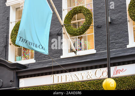 London, Großbritannien. 21. November 2019. Weihnachtsschmuck an der Außenseite des Tiffany & Co in Mayfair. Einzelhändler weiterhin gegen Verlieren custom zu den on-line-Verkäufen zu kämpfen, aber hochwertige, luxuriöse Geschäfte bieten ein Einkaufserlebnis auf wohlhabende Käufer zu Besuch aus Übersee. LVMH, das Unternehmen im Besitz der Familie von Europas der reichste Mann Bernard Arnault, ist derzeit bieten Tiffany & Co. für bis US $ 16 Mrd. kaufen. Credit: Stephen Chung/Alamy leben Nachrichten Stockfoto