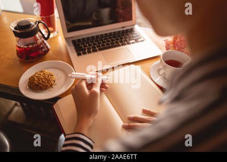 Frau Vorbereitung einige Notizen zu machen Stockfoto