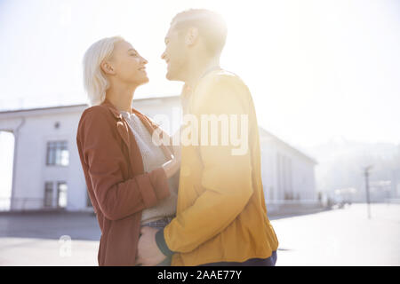 Zwei liebende Menschen in einem morgendlichen Spaziergang Stockfoto