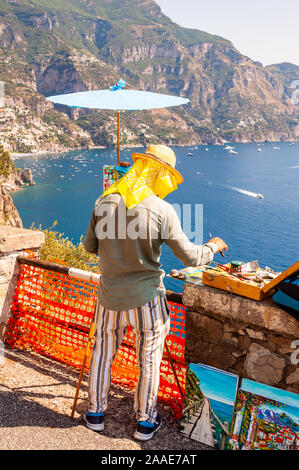 Positano, Italien - 05 September, 2019: Der Künstler Malerei Landschaft einer schönen Stadt Positano Küste malerische felsige Umgebung auf einer der Klippen mit Stockfoto