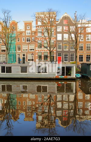 AMSTERDAM, NIEDERLANDE, November 19, 2019: Reflexionen von bunten historischen Gebäuden und Hausboote, mit Blick auf den Prinsengracht Kanal Stockfoto